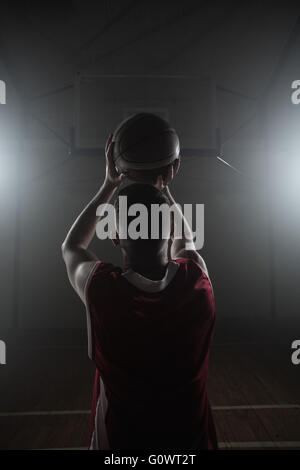 Portrait de joueur de basket-ball l'arrière avant la préparation à marquer Banque D'Images