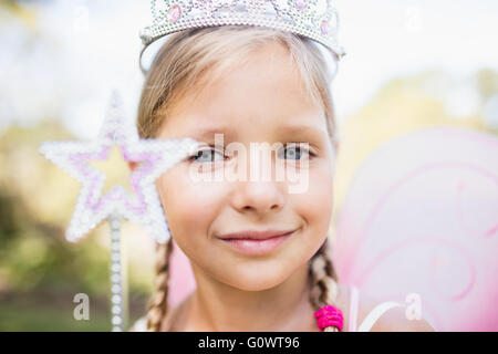 Portrait de jeune fille adorable prétendant être une princesse Banque D'Images