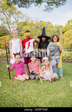 Les enfants en costume standing Banque D'Images