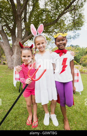 Trois jeunes filles portant costume posant pour l'appareil photo Banque D'Images