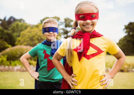 Enfants mignons posant les mains sur les hanches Banque D'Images