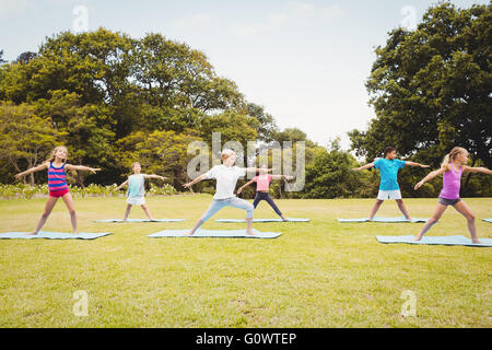 Enfants et faire du yoga Banque D'Images