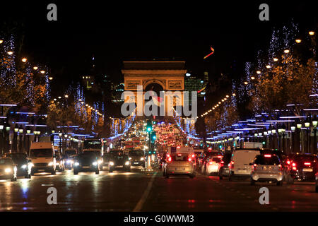 L'Arc de Triomphe comme vu lors de la recherche sur les Champs Elysées à Paris, France Banque D'Images