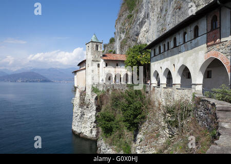 Ermitage de Santa Caterina del Sasso Ballaro. Santa Caterina del Sasso, Italie. Banque D'Images