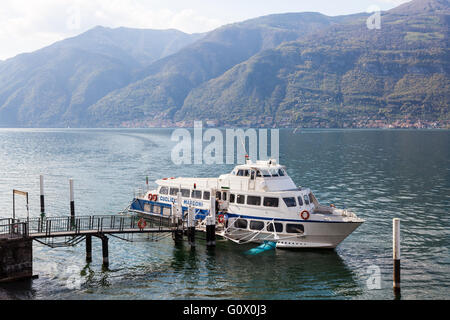 Station de ferry, le lac de Côme. Lezzeno, Italie. Banque D'Images