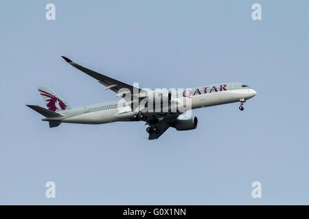 Le premier vol de Qatar Airways Airbus A350 entre Doha et Adelaide Adelaide en terres le mardi 3 mai 2016. Banque D'Images