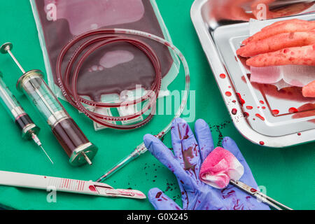Unité de concentré de globules rouges, hémostatique Kocher forceps, la greffe de membre supérieur, dans une salle d'opération Banque D'Images