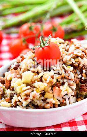 Libre d'un bol de salade de riz et de lentilles dans un set de table avec une nappe à carreaux Banque D'Images