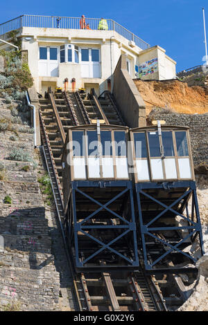 Consultants en haut de Eastcliff ascenseurs suite à de récents glissements à Eastcliff endommager les ascenseurs à Bournemouth en mai Banque D'Images