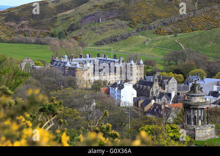 La Burns Monument et le palais de Holyrood à partir de Calton Hill, Édimbourg, Écosse, Royaume-Uni. Banque D'Images