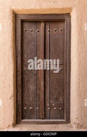 Vieille porte en bois, à l'Al Jahili fort à Al Ain, Émirats Arabes Unis Banque D'Images