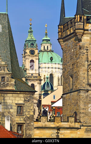 Prague, République tchèque. Le Pont Charles (Karluv Most) Bridge et le dôme de l'église St Nicolas de Mala Strana Banque D'Images