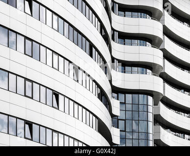 Fragment abstrait de l'architecture moderne. Affaires courantes l'architecture industrielle moderne. Immeuble de bureaux modernes. Banque D'Images