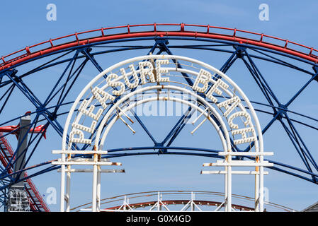 Entrée de la plage Pleasure de Blackpool parc à thème avec piste de montagnes russes dans l'arrière-plan. blackpool, lancashire, uk Banque D'Images