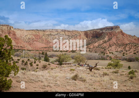 Vue sur Ghost Ranch, près de Abiquiu, Nouveau Mexique comme peint par Georgia O'Keeffe Banque D'Images