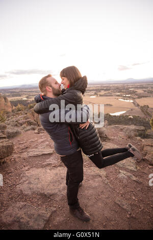 Portrait de vie d'un couple de fiancés qui aime le plein air à Smith Rock State Park dans le centre de l'Oregon. Banque D'Images