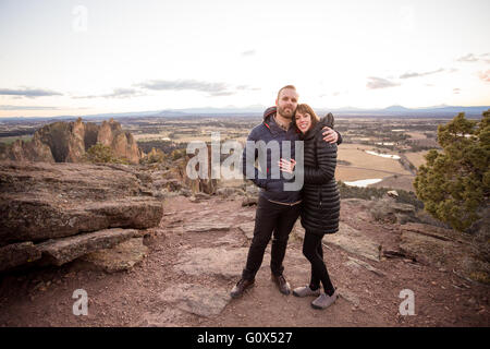 Portrait de vie d'un couple de fiancés qui aime le plein air à Smith Rock State Park dans le centre de l'Oregon. Banque D'Images