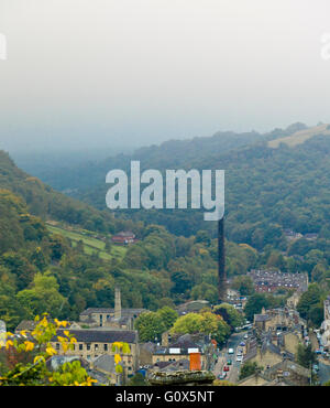 Vue vers le bas dans le village de Calderdale Hebden Bridge, West Yorkshire Angleterre Banque D'Images