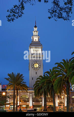 Tour de l'horloge de Ferry Building, San Francisco, California USA Banque D'Images