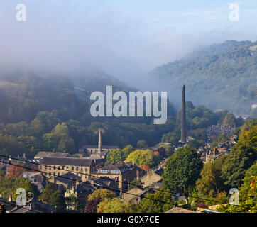 Vue vers le bas dans le village de Hebden Bridge Calderdale West Yorkshire Angleterre Banque D'Images