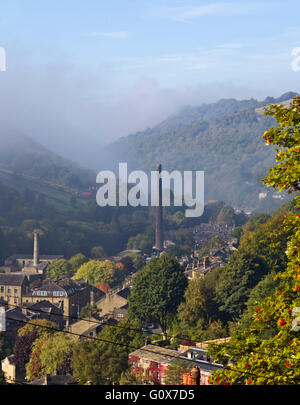 Vue vers le bas dans le village de Hebden Bridge Calderdale West Yorkshire Angleterre Banque D'Images