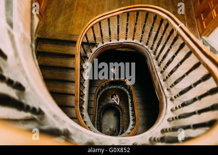 Elegant wedding couple at old vintage house et palace avec de grands escaliers de bois Banque D'Images