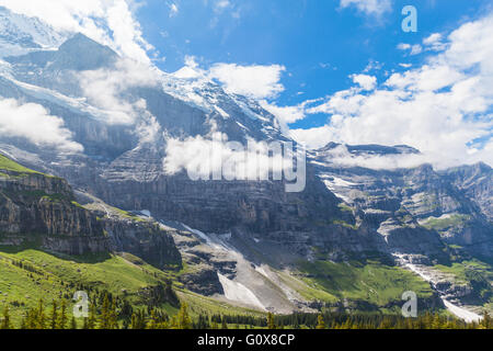 Vue sur le chemin de randonnée à haaregg, l'Eiger Trail, près de l'Eiger, Grindelwald, Suisse Banque D'Images