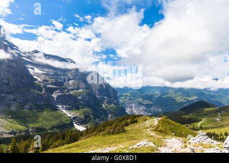 Vue sur le chemin de randonnée à haaregg, près de l'Eiger, Grindelwald, Suisse Banque D'Images