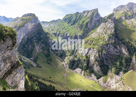 Vue sur le massif de l'Alpstein sur le chemin de randonnée en Suisse Banque D'Images