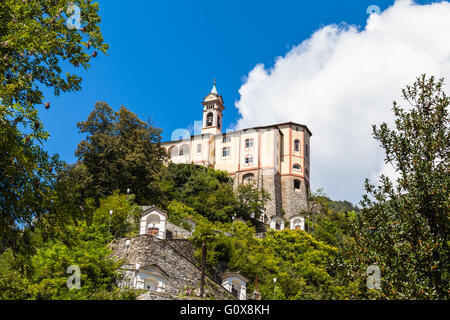 L''église de pèlerinage Madonna del Sasso au-dessus de la ville de Locarno et le lac Majeur dans le canton du Tessin, Suisse Banque D'Images