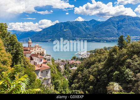 Voir l'église de Madonna del Sasso au-dessus de Locarno et de la ville le lac Majeur dans le canton du Tessin, Suisse Banque D'Images