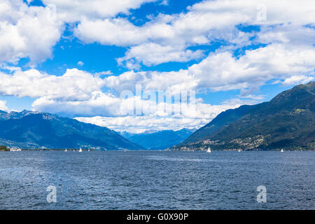 Vue sur le lac Majeur dans le canton du Tessin, Suisse Banque D'Images