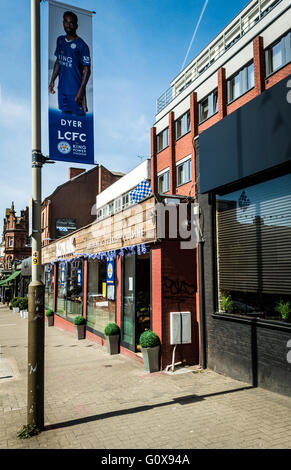 London Road, Leicester, Angleterre près de Konak, un restaurant turc et produit Football club bannière montrant Nathan Dyer Banque D'Images