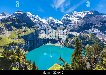 Le panorama en été vue sur l'Oeschinensee (Oeschinen Lake) et les Alpes de l'autre côté près de Kandersteg oberland sur obe Banque D'Images