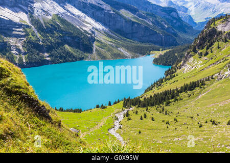 Vue de l'Oeschinensee (lac Oeschinen) près de Kandersteg sur l'Oberland bernois en Suisse. Banque D'Images