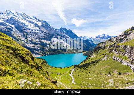 Le panorama en été vue sur l'Oeschinensee (Oeschinen Lake) et les Alpes de l'autre côté près de Kandersteg oberland sur obe Banque D'Images