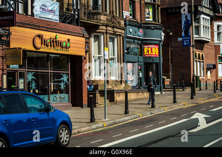 London Road, près de Leicester Junction Road, Evington montrant Chettinad South Indian Restaurant Domino's Pizza et une bannière de ferrochrome Banque D'Images