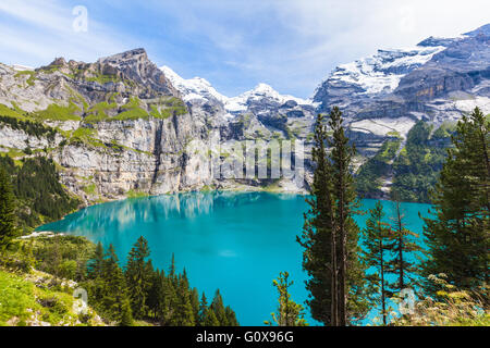 Le panorama en été vue sur l'Oeschinensee (Oeschinen Lake) et les Alpes de l'autre côté près de Kandersteg oberland sur obe Banque D'Images