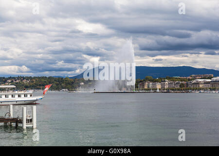 Fontaine de jet d'eau sur le lac de Genève en Suisse Banque D'Images