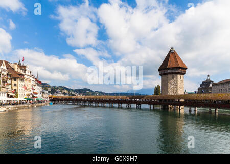 Rues de la région de vieille ville de Lucerne avec le célèbre pont de la chapelle et Reuss Banque D'Images