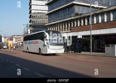 National Express un Volvo B9R avec Caetano carrosserie Levante passe le long de St Stephens Street Norwich sur sa façon de Stanstead Banque D'Images