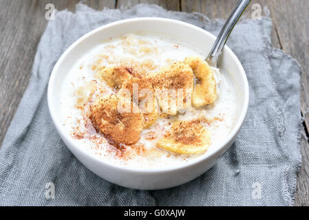 L'avoine de bananes à la cannelle dans un bol de porridge Banque D'Images