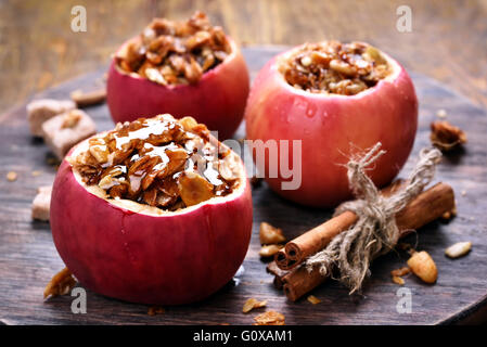 Dessert de fruits pommes rouges au four farcies au muesli Banque D'Images