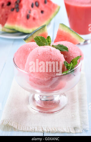 Sorbet de pastèque à la menthe et décorées en tranches bol en verre Banque D'Images