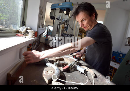 Simon Agriculteur, fondateur de Gus avec une guitare guitares sur mesure conçu pour le Prince, dans son atelier de l'East Sussex Banque D'Images