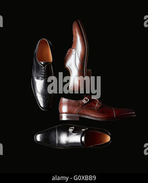 Chaussures en cuir pour hommes sur fond noir en studio Banque D'Images