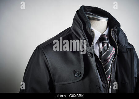 Détail de laine manteau sur le buste sur fond gris en studio Banque D'Images