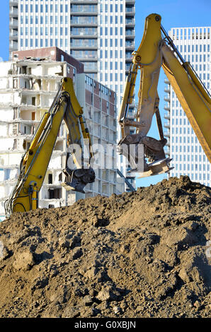 Les machines lourdes à Regent Park démolition, Toronto, Ontario, Canada Banque D'Images