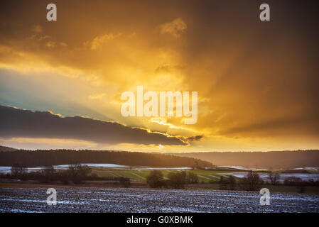 Paysage de champ au lever du soleil en hiver, Dietersdorf, Cobourg, Bavière, Allemagne Banque D'Images