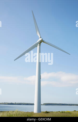 Éolienne avec ciel bleu, Sonderborg, Danemark du Sud, Danemark Banque D'Images